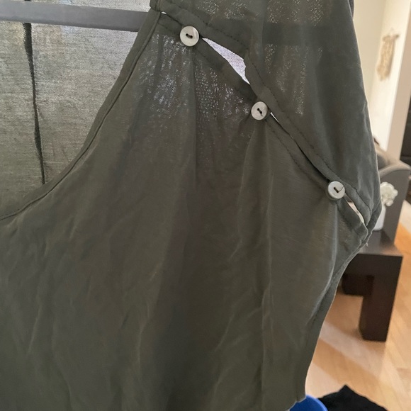 Most comfortable tshirt with cute buttoned sleeves - Picture 2 of 3